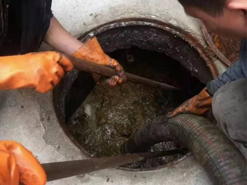 横峰清理化粪池时如何避免沼气的危害?